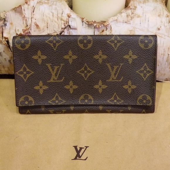 Louis Vuitton Accessories - Authentic Louis Vuitton checkbook wallet